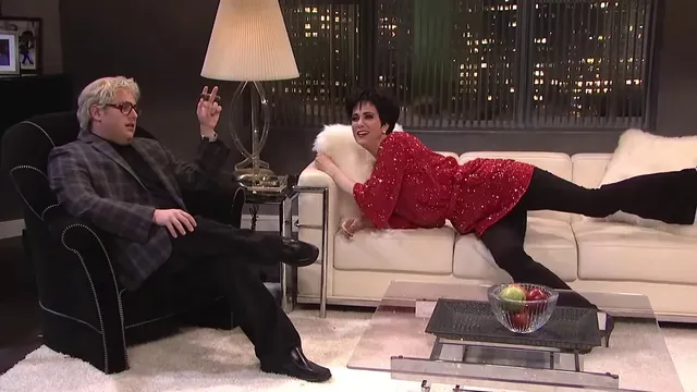 Liza Minnelli Tries to Turn Off a Lamp